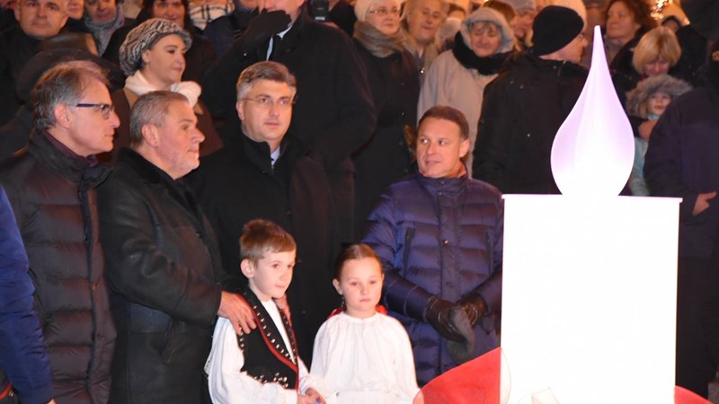 Predsjednik Vlade Andrej Plenković na paljenju prve Adventske svijeće i na otvorenju Ledenog parka
